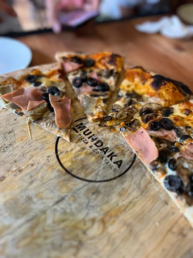 mundaka pizza y coctails